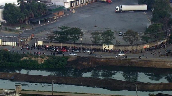 Desempregados fazem fila em supermercado