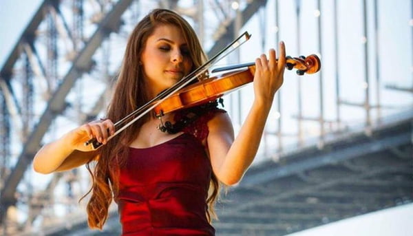 Violinista apoiada por Luciano Huck consegue 500 mil seguidores no Instagram
