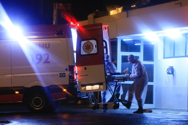 Ambulância socorre vítima covid-19
