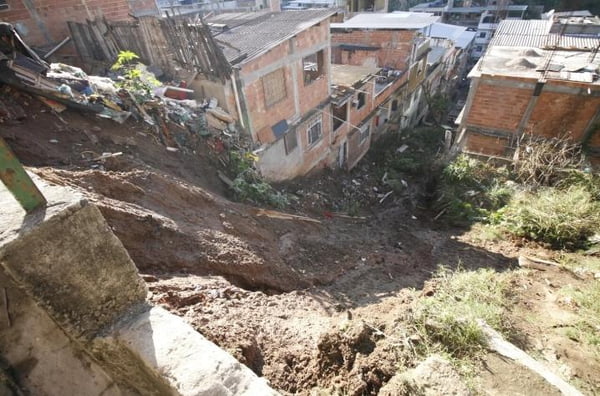 Deslizamento de encosta causa destruição e atinge casas no Rio