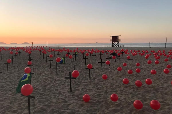 ONG Rio de Paz fixa 100 cruzes na praia de Copacabana em memória aos 100 mil mortos pela Covid-19 no Brasil