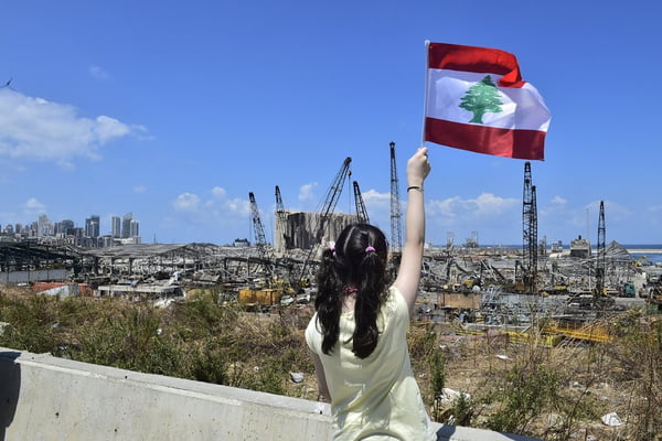 Menina com bandeira do Líbano