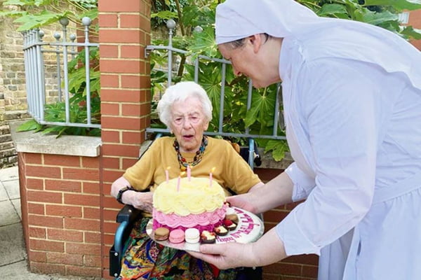 Mais velha mulher a vencer o coronavírus no Reino Unido