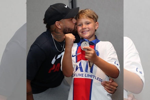 No aniversário do filho, Neymar posta foto com a ex Carol Dantas: “Família”