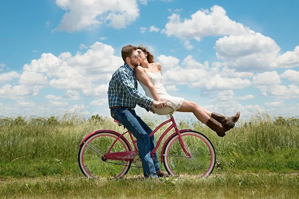 casal apaixonado na bicicleta