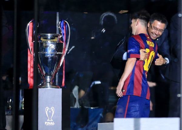 Messi abraça Bartomeu