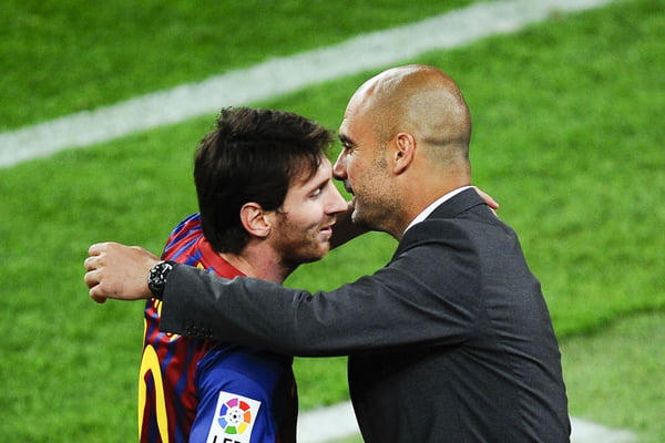 Messi e Guardiola se abraçam