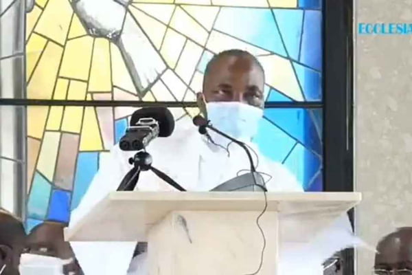 Padre morre enquanto celebrava missa, em Camarões