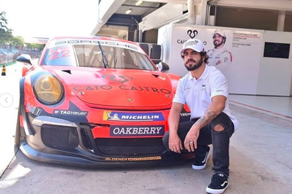 Caio Castro ao lado de carro da Porsche Cup