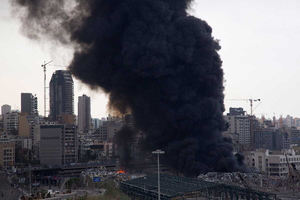 Após megaexplosão, Porto de Beirute é atingido por incêndio