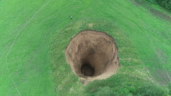 cratera na russia de 50 metros