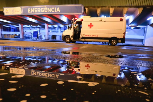 Ambulância em frente de emergência