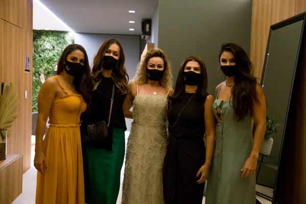 mulheres de mascara posadas