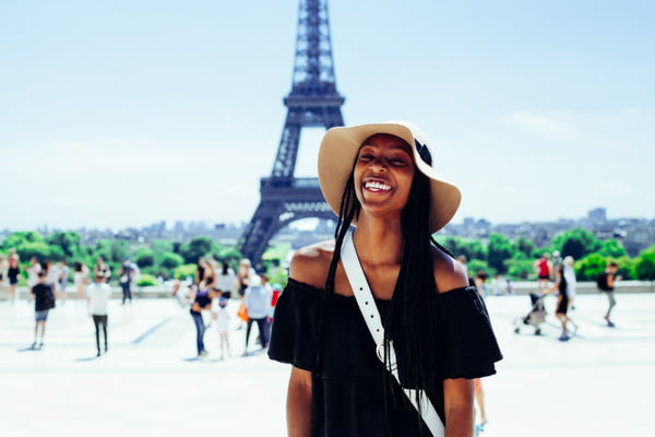 Turista na Torre Eiffel, em Paris