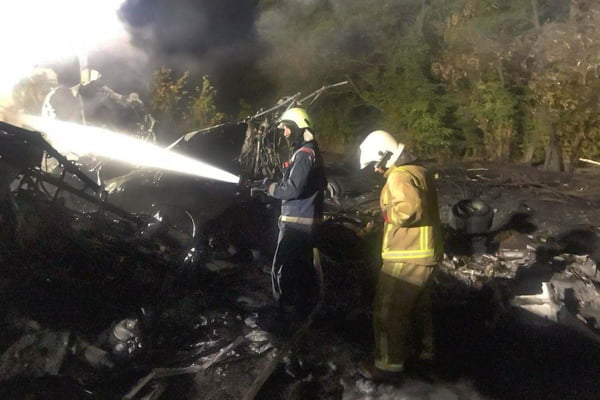 bombeiros apagam fogo em queda de aviao na ucrania