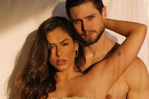 Mari Gonzalez e Jonas Sulzbach abraçados em foto sensual - Metrópoles