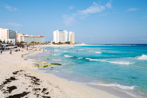 Foto colorida de praia em Cancún
