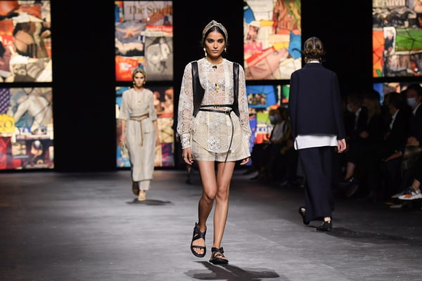 Modelo na passarela de primavera/verão 2021 da Dior, durante o Paris Fashion Week