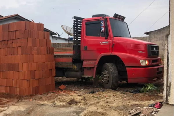 Caminhão preso por tijolos