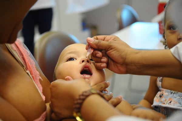 vacinação contra poliomelite