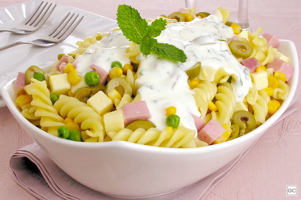 Salada de macarrão com iogurte