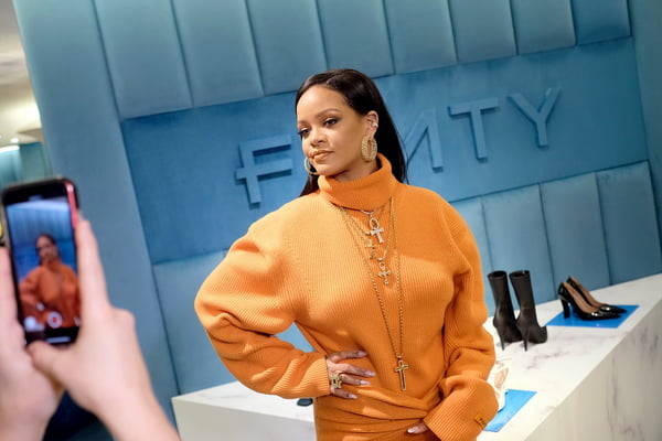Rihanna com casaco laranja