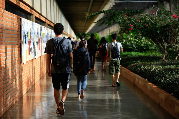 Imagem colorida mostra estudantes caminhando em corredor na Universidade de Brasília / metrópoles