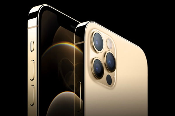 Imagem de aparelho celular iPhone, da Apple, na cor branca, com fundo preto - Metrópoles