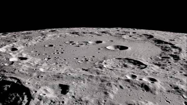 Dois estudos confirmam presença de água na Lua, anuncia a Nasa