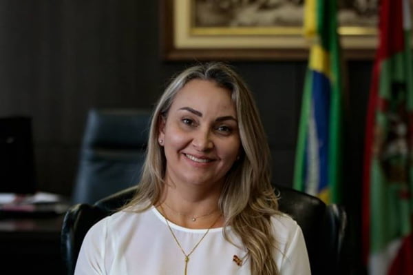 Daniela Reinehr assume como governadora de Santa Catarina