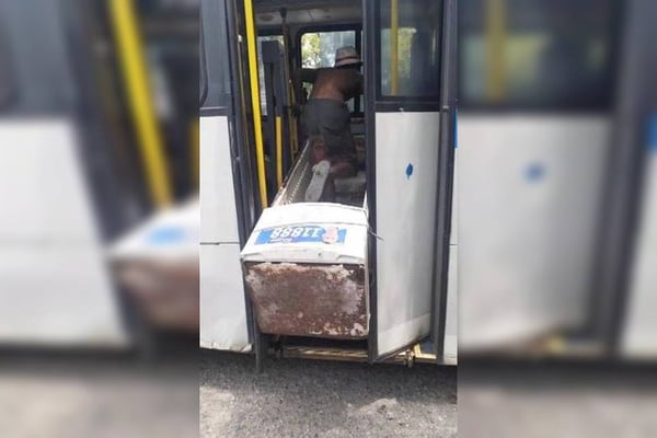 Homem tenta entrar com geladeira em ônibus no Rio de Janeiro