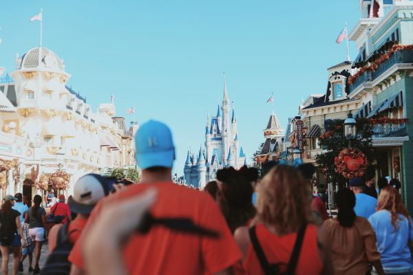 Pessoas passeando na Disney, em Orlando, Flórida (USA)