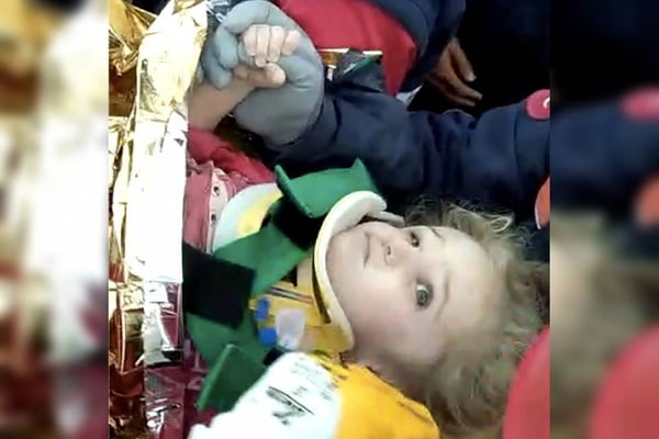 Elif Perincek, de 3 anos, é resgatada após terremoto na Turquia