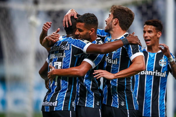 Jogadores do Grêmio abraçados