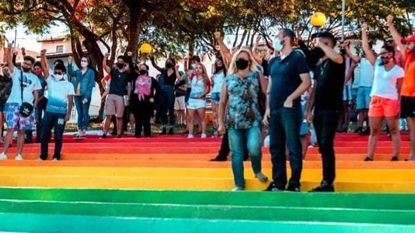 Praça da Bíblia recebe pintura arco-íris e gera polêmica