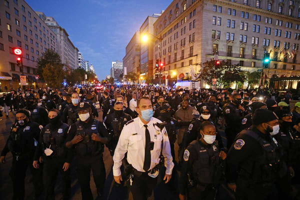 policiais e eleitores na rua dos EUA