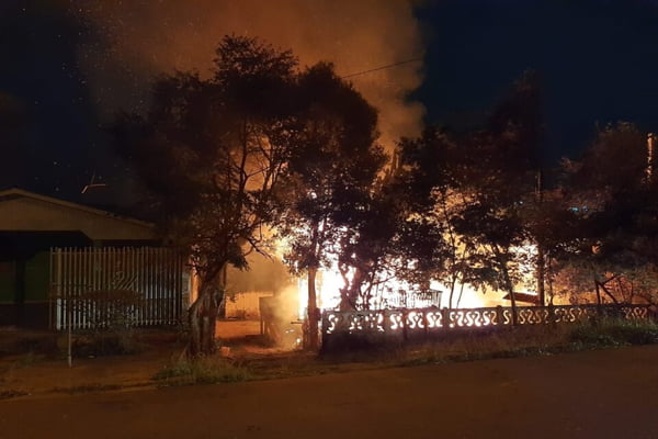 Duas casas são destruídas por incêndio em Curitiba e assustam moradores