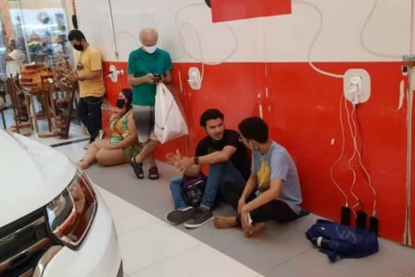 Pessoas ocupam shoppings e aeroporto em busca de energia em Macapá