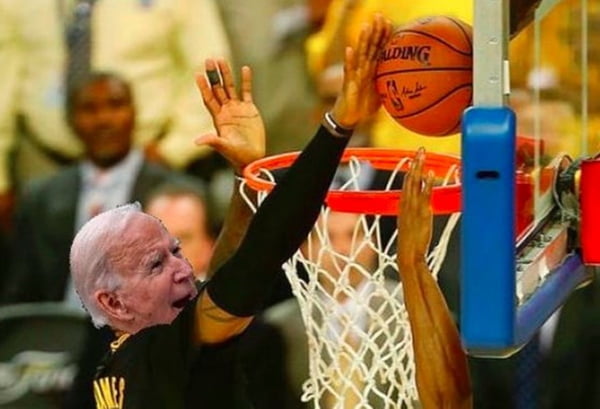 Meme de toco de Biden em Trump postado por LeBron James