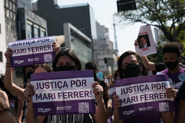 Manifestação na Avenida Paulista por Mari Ferrer