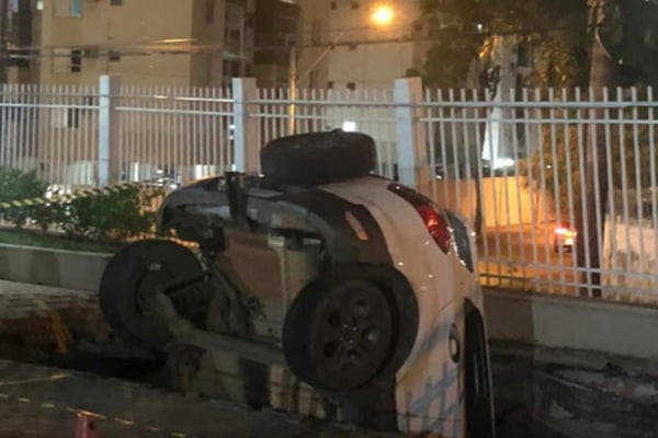 Piso de garagem cede e “engole” carro em prédio de Goiânia