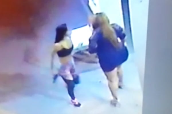 Vídeo mostra PM entregando arma para namorada matar garota de programa
