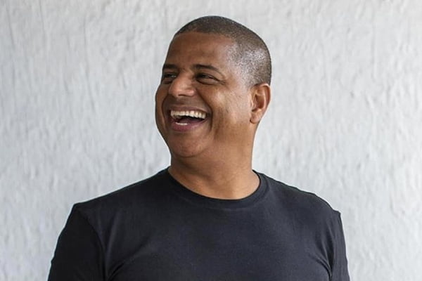 Marcelinho Carioca sorrindo usando camisa preta - Metrópoles