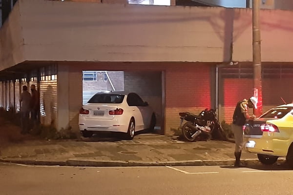 BMW atinge moto e invade igreja de Curitiba em acidente