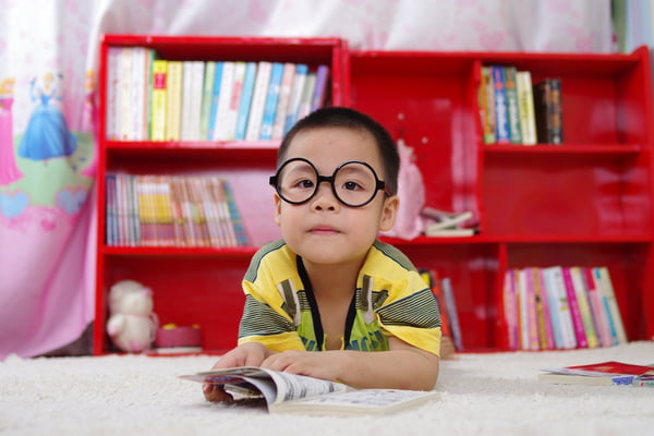 quarto infantil, criança com óculos e livro