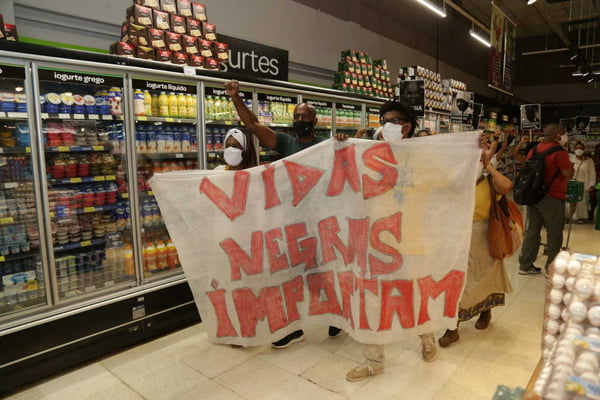 Protesto contra o assassinato de um homem negro cometido por seguranças do Carrefour em Porto Alegre 8