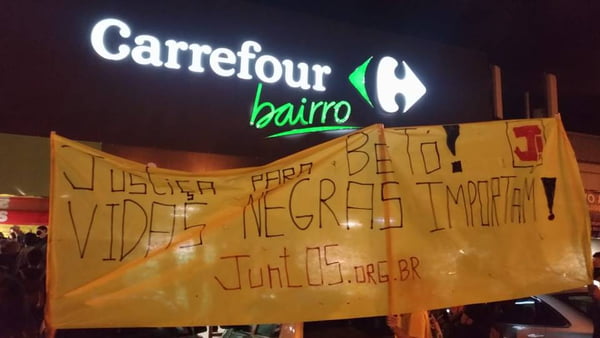 Manifestação pela morte de João Alberto Freitas, um homem negro, em Carrefour de brasília