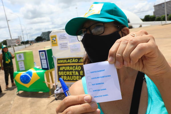 Protesto movimento família patriota a favor do voto impresso brasilia