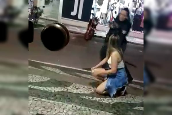 Guarda municipal de Balneário Camboriú é flagrado agredindo jovem