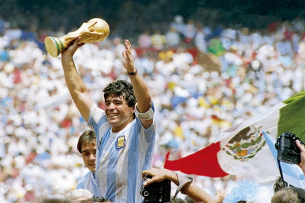 Deus na Argentina e ídolo na Itália: relembre a carreira de Maradona